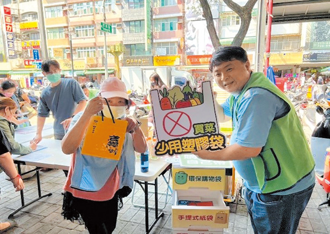 高市府環保局派員於武廟市場設攤宣導自備環保袋購物，並設置二手袋循環箱。（圖／高雄市政府環保局提供）

