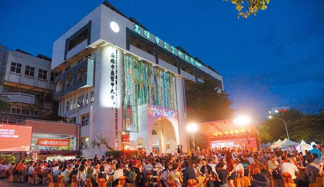 高雄空大办桌迎校友，席开近200桌，近2000人同学会盛况空前。（图／高雄市立空中大学提供）


