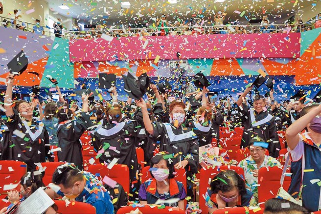高雄空大毕业典礼缤纷纸花飞扬，祝福毕业生鹏程万里。（图／高雄市立空中大学提供）


