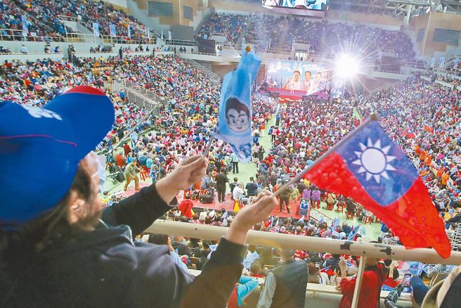 根據中央選舉委員會公布的統計資料，選民高達1954萬人，以7成投票率計算投票人數可達1367萬人，本文作者呼籲1月13日勝出的國家領導人，能在勝選舞台上高喊「中華民國萬歲！」（本報資料照片）