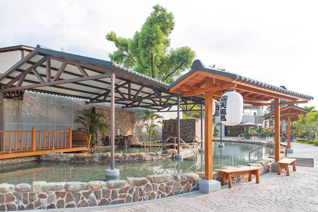 宝来、不老多有亲子共享的大眾汤屋，卫生清洁，环境清幽。（图／林雅惠）

