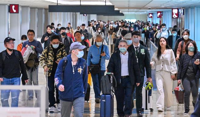 2024总统大选13日就要投票了，12日从厦门、上海、北京飞桃园机场班机几乎都是客满，越是接近总统大选，返台人数越往上攀升，根据移民署统计资料显示，自大陆返台旅客预计今日达到高峰。图为桃园机场入境旅客。（陈麒全摄）