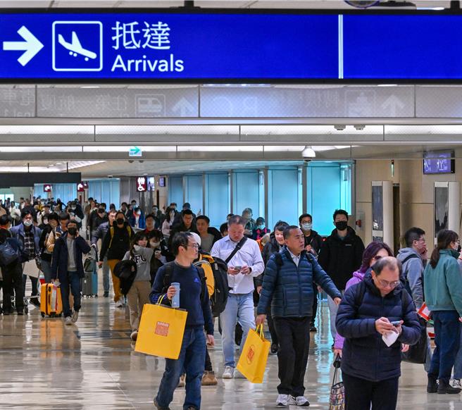 2024总统大选13日就要投票了，12日从厦门、上海、北京飞桃园机场班机几乎都是客满，越是接近总统大选，返台人数越往上攀升，根据移民署统计资料显示，自大陆返台旅客预计今日达到高峰。图为桃园机场入境旅客。（陈麒全摄）