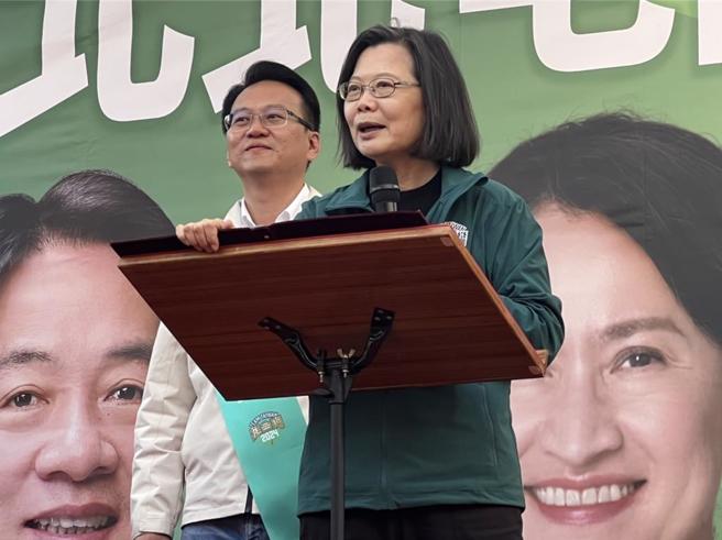 台中立委五選區爭取連任的立委莊競程在北台中城隍廟舉辦廟口開講，蔡英文總統專程來催票。（馮惠宜攝）