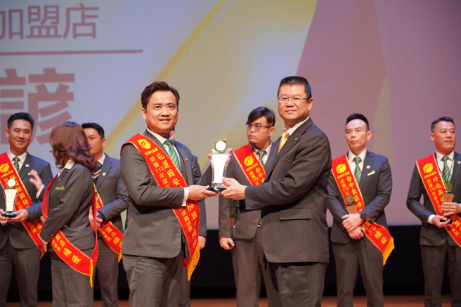 
有巢氏房屋杨政谚团队去年业绩翻倍成长，他认为永庆加盟总部功不可没。图片来源：永庆房产集团
