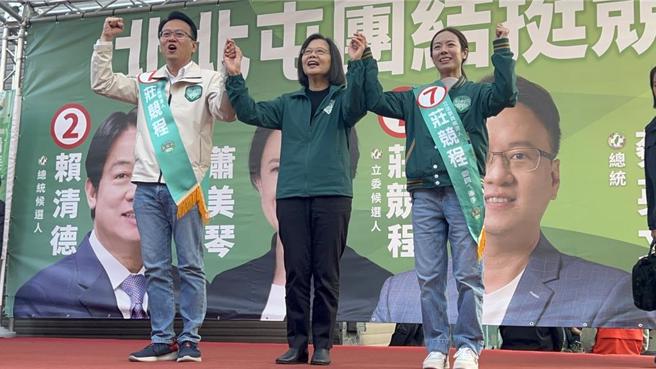 台中立委五選區爭取連任的立委莊競程在北台中城隍廟舉辦廟口開講，蔡英文總統專程來催票。（馮惠宜攝）