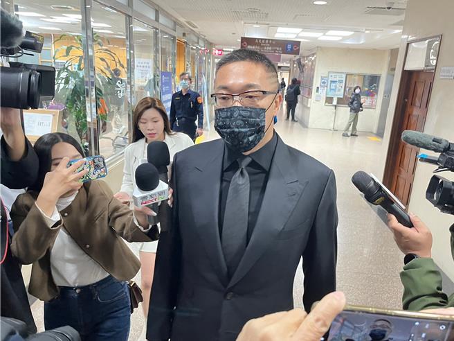 台北地方法院12日再度传讯朱学恒，勘验与案情有关录音证据（林伟信摄）