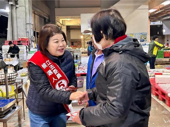 国民党候选人张秀华今天清晨3点多顶着10度低温，到各市场衝刺拜票。（张秀华提供／廖素慧嘉市传真）