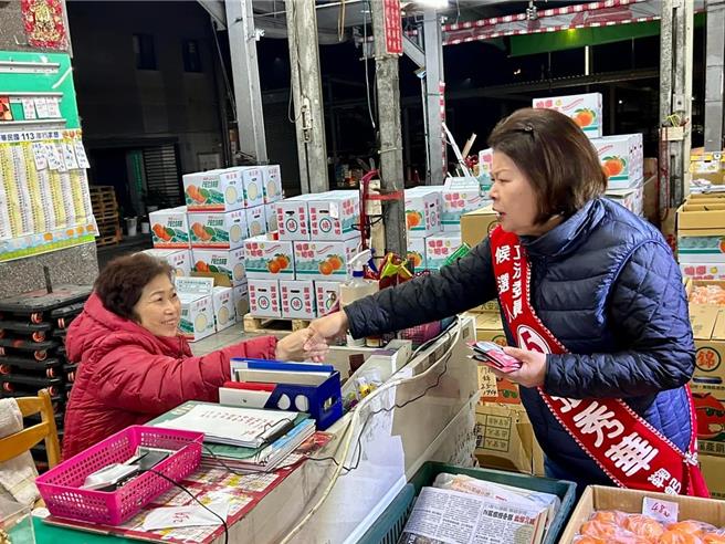 国民党候选人张秀华今天清晨顶着低温，到果菜市场衝刺拜票。（张秀华提供／廖素慧嘉市传真）