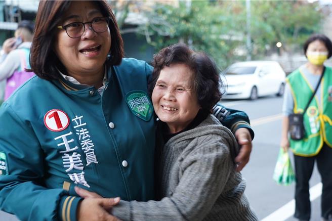 民进党候选人王美惠扫街及家户拜访衝票。（王美惠提供／廖素慧嘉市传真）