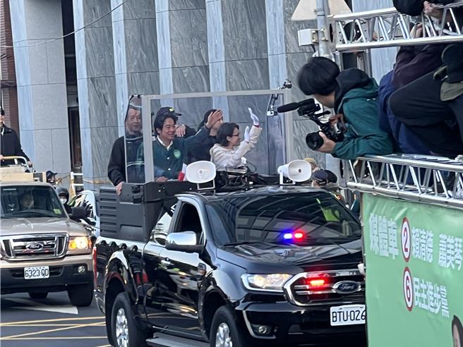 最后催票 赖萧北市街头大车扫支持者夹道欢迎。曾薏苹摄