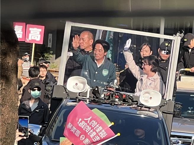 最后催票 赖萧北市街头大车扫支持者夹道欢迎。曾薏苹摄