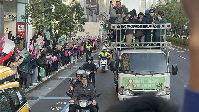 最后催票 赖萧北市街头大车扫支持者夹道欢迎。曾薏苹摄
