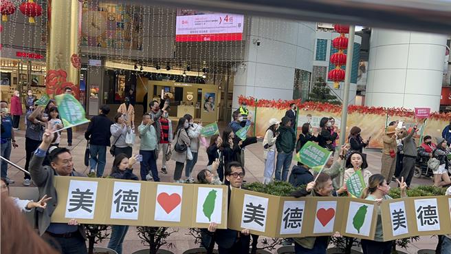 最后催票 赖萧北市街头大车扫支持者夹道欢迎。曾薏苹摄