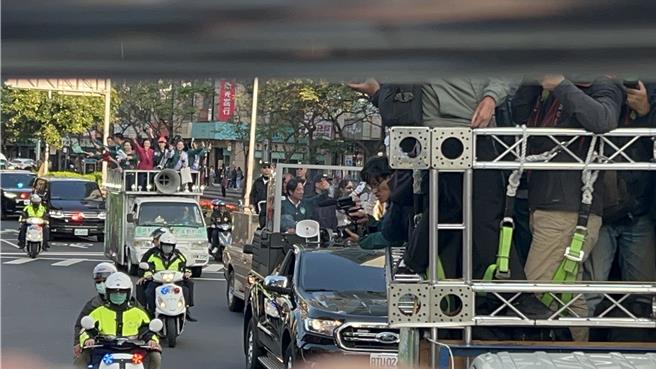 最后催票 赖萧北市街头大车扫支持者夹道欢迎。曾薏苹摄