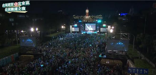 民眾党今在凯道举行选前之夜，现场放置1.8万张椅子，下午4点进场至6点时已几乎爆满，现场主持人更喊出，现场人数已达10万人。（翻摄自柯文哲YouTube）