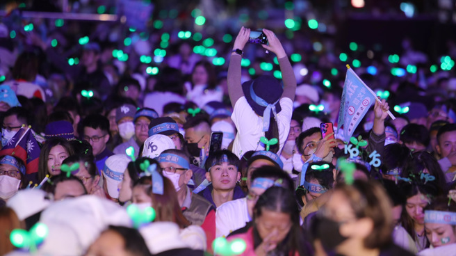 台湾民眾党12日在凯达格兰大道举办选前之夜造势大会，现场闪烁着绿色小草的光芒。（季志翔摄）