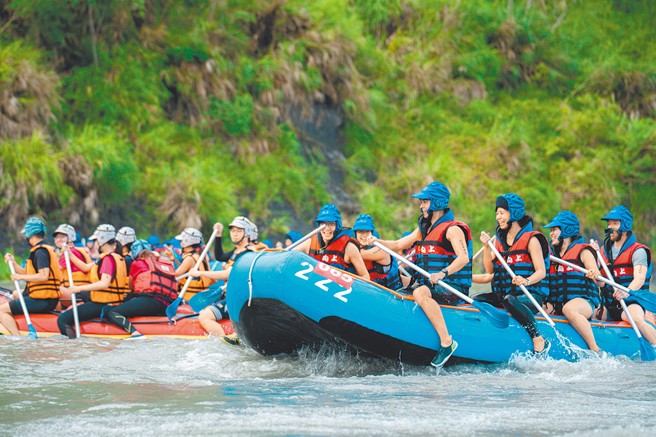 秀姑峦溪泛舟铁人三项，也有纯泛舟组竞赛，欢迎所有热爱运动、喜爱挑战自我的好手共襄盛举东海岸一年一度的国际运动盛会！（图／交通部观光署东部海岸国家风景区管理处）

