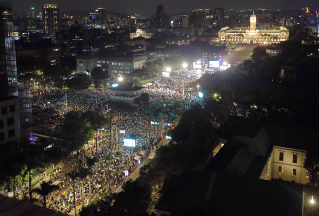 「台湾选哲1定会赢 公民凯道之夜」12日登场，入夜后大批支持民眾挤爆晚会现场。（范扬光摄）