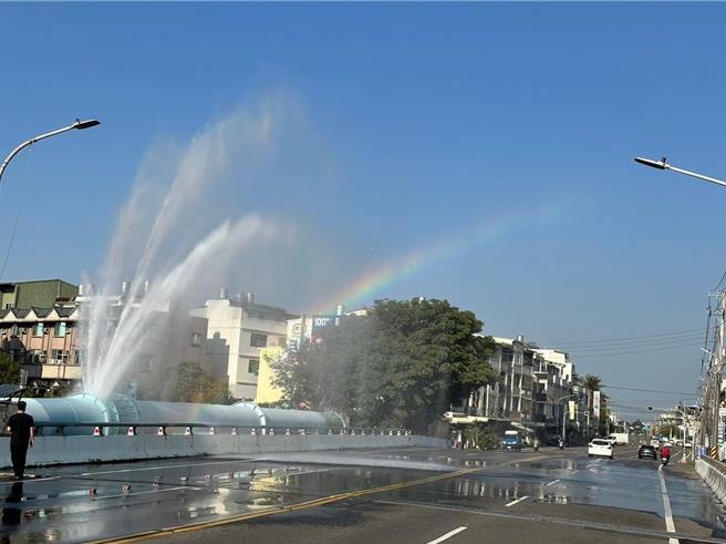 新化区中山路2000公厘自来水管漏水，出现彩虹喷泉。（翻摄自新化警好讚脸书／曹婷婷台南传真）