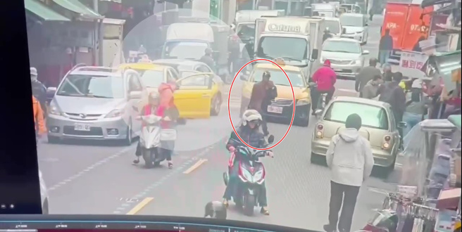 計程車司機發現按喇叭的駕駛還在後方，他竟負氣將車隨意停在路邊，打開車門後拿走隨身物品，連車門都沒關就直接棄車走人。（翻攝畫面）