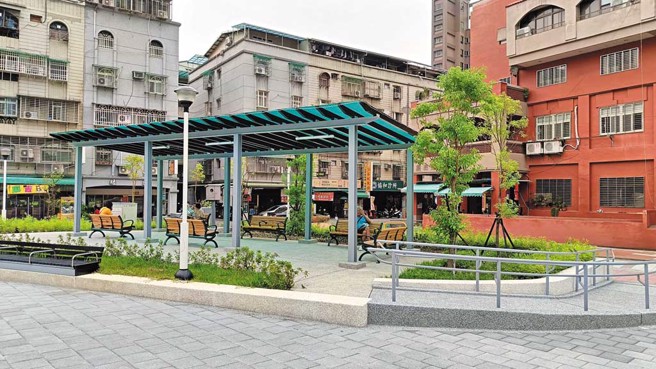 明亮通透的花架是散步休息好去處。（圖／蘆洲區公所提供）