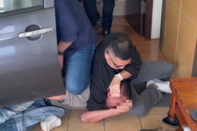 警方在台南市善化区将40岁徐男查缉到案。（翻摄画面）