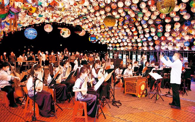 永和灯会于仁爱公园办理，由区民彩绘灯笼，齐庆元宵佳节。（图／新北市观旅局提供）