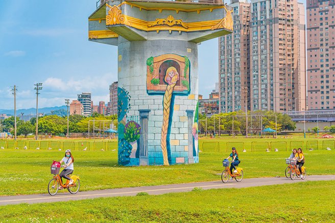 绿宝石河滨公园内的中正桥棒球场、自行车道及长髮少女彩绘电塔。（林明贤提供／高钧麟新北传真）（图／新北市观旅局提供）