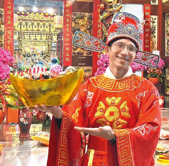 领航员：朱思戎（新北市新庄区长）。新庄即「新兴的街庄」之意，是北台湾开发最早的地区之一。因临近台北市，商业活动兴盛，早年工厂聚集，奠定工商发达的繁荣基础。近几年积极布建大型建设，跳脱早期工业城市的刻板印象，跃升为工商繁荣、文化鼎盛，且具生活品质的新都会。新北动健康参加新庄大步走前，请您先下载新北动健康APP。（图／新北市新庄区公所）