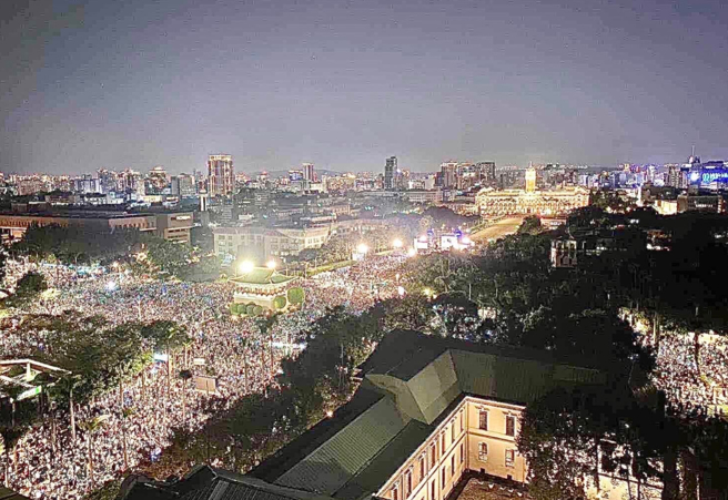 民眾黨搶下選前之夜的凱道會場，恐怖人潮也引起網路討論。(圖／取自柯文哲阿北粉絲後援會)