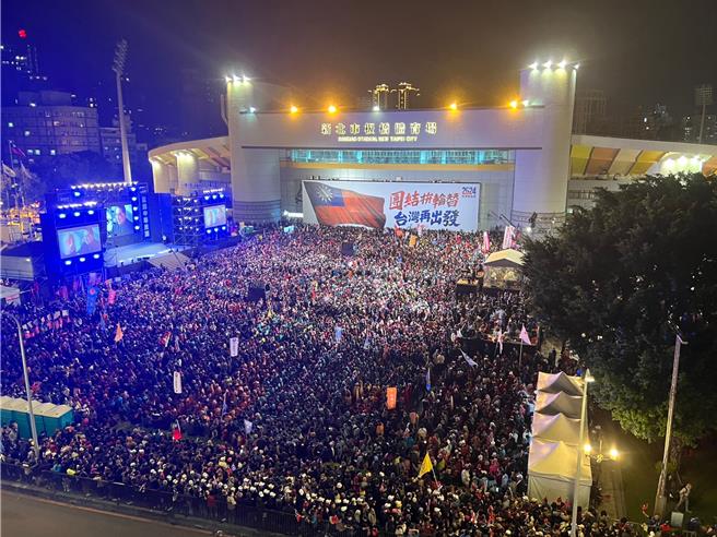 國民黨今晚在板橋第一運動場舉辦選前之夜，現場群眾大爆滿。（王揚傑攝）