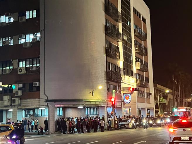 板一運動場對面海山分局騎樓也擠滿支持群眾。（王揚傑攝）