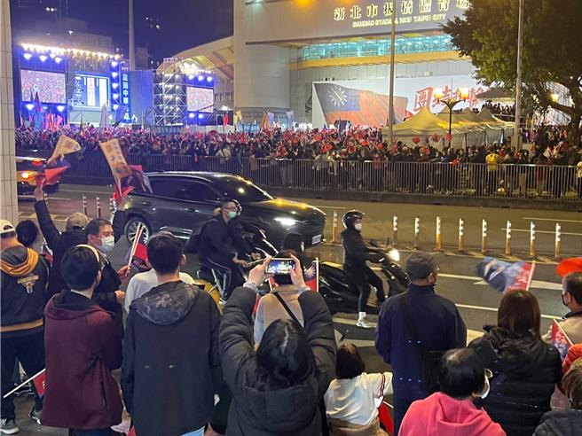 板一運動場對面海山分局騎樓也擠滿支持群眾。（王揚傑攝）