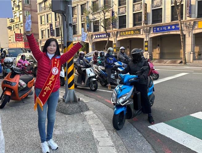 萬美玲相當努力拜票，站路口、掃市場公園，車隊掃街不停歇，在選戰進入倒數階段，更呼籲支持者要幫她拉票、固票、催票。（萬美玲提供／蔡依珍桃園傳真）