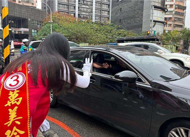 萬美玲仍相當努力拜票，站路口、掃市場公園，車隊掃街不停歇，在選戰進入倒數階段，更呼籲支持者要幫她拉票、固票、催票。（萬美玲提供／蔡依珍桃園傳真）