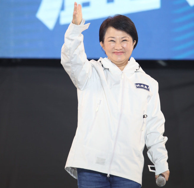 國民黨總統、副總統候選人侯友宜、趙少康《贏回中華民國》選前之夜12日在板橋第一運動場前廣場舉行，台中市市長盧秀燕（圖）致詞。（陳怡誠攝）