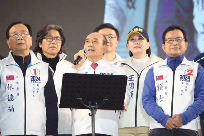 国民党总统副总统候选人侯友宜、赵少康《赢回中华民国》选前之夜12日在板桥第一运动场前广场举行，后援总会总会长王金平（中）致词。（陈怡诚摄）