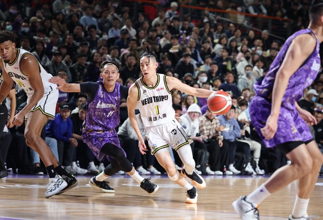 林书纬(右)12日拿下接近大三元数据。(新北国王提供)