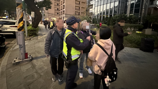 2名賴清德支持者疑似跑錯地點，誤闖藍營的選前之夜造勢晚會現場，雙方因此發生口角。（翻攝畫面）