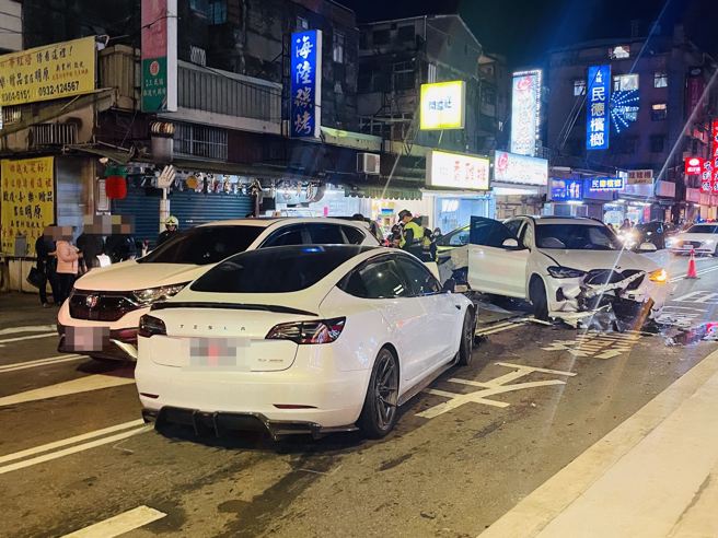 新北市板桥晚间8时18分许，1辆特斯拉闪违规左转机车，逆向衝撞5车，导致BMW驾驶受伤送医。（图／翻摄照片）