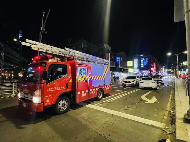 新北市板桥晚间8时18分许，1辆特斯拉闪违规左转机车，逆向衝撞5车，导致BMW驾驶受伤送医。（图／翻摄照片）