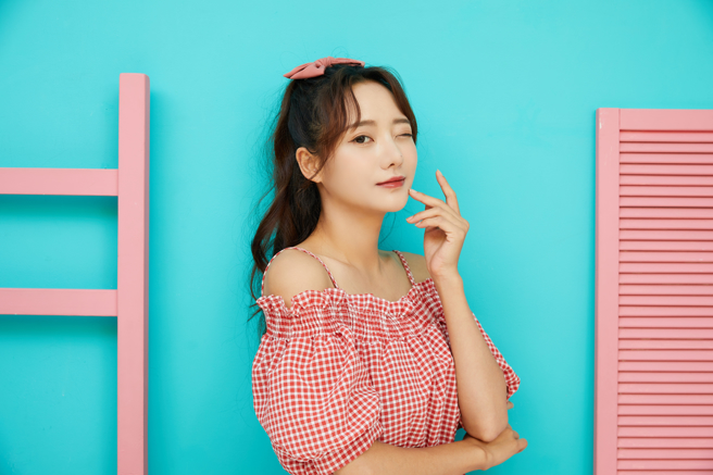 一名人妻透露，日前穿膝上15公分的短裙回婆家，結果數次發現小叔狂瞄自己的大腿。（示意圖／Shutterstock）