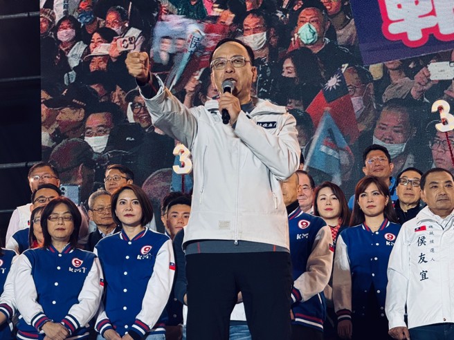 国民党12日在板桥第1运动场前广场举行「赢回中华民国」选前之夜，党主席朱立伦致词。（姚志平摄）