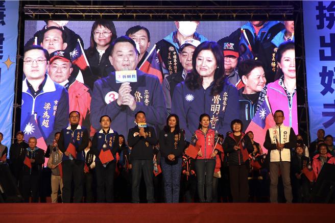 桃园三选区国民党立委候选人鲁明哲今晚在中坜举行选前之夜造势，吸引许多支持者前来，相当热闹。（蔡明亘摄）