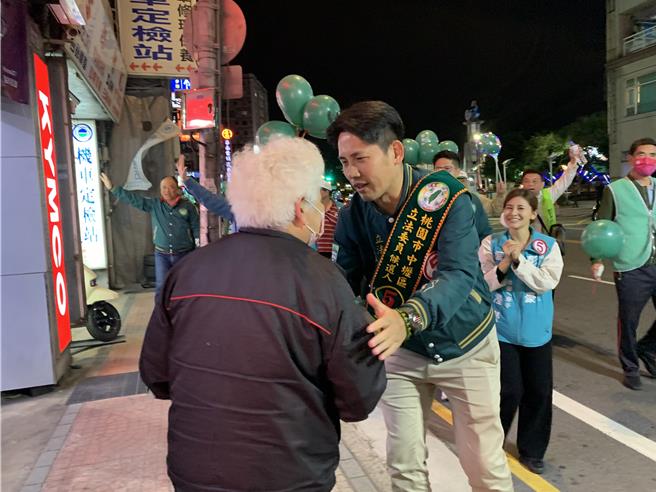 桃园三选区民进党立委候选人彭俊豪今晚举行「迎向胜利大游行」在中坜徒步扫街，向乡亲恳托。（蔡明亘摄）