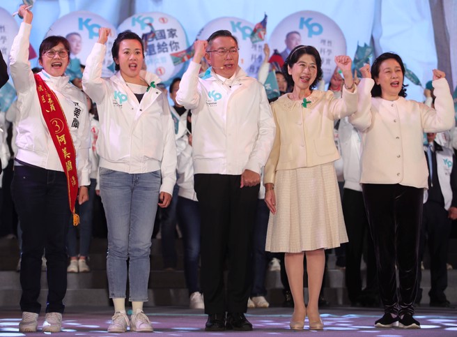 台湾民眾党12日在凯达格兰大道举办选前之夜造势大会，总统候选人柯文哲（中）与副总统候选人吴欣盈（左二）等人一起高呼当选口号。（季志翔摄）