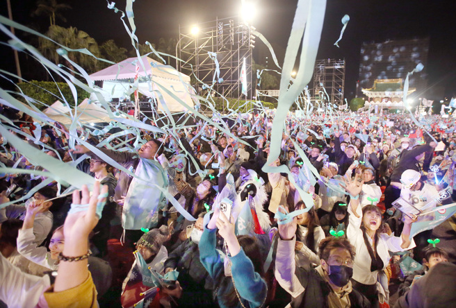 「台湾选哲1定会赢 公民凯道之夜」12日登场，民眾党总统候选人柯文哲（台上中）呼吁支持民眾用选票改变国家的将来。（范扬光摄）