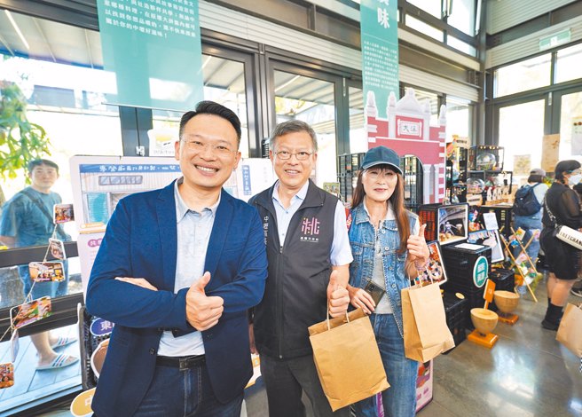 桃園市副市長蘇俊賓（左）與中壢區長李日強（中）、人文課長羅苑禎在2023桃園社造博覽會中壢區公所展示前合影。（圖／桃園市政府水務局、魅力金三角地方特色產業發展協會、桃園市中壢區公所提供）