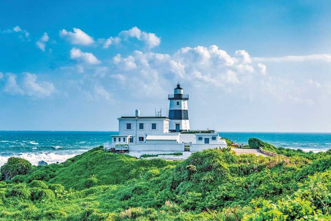 富贵角灯塔位在台湾最北端，建造至今已有百年歷史，被列为台湾四极点之一。（图／新北市石门区公所提供）